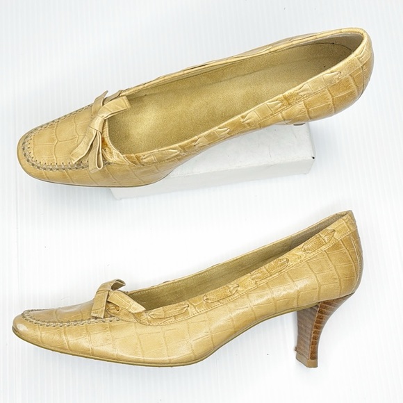 Vintage Stuart Weitzman Embossed Leather Pumps (8) - Picture 1 of 10